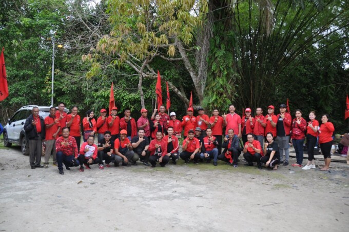 KOMPAK : Jajaran DPD PDI Perjuangan Provinsi Kalteng mengikuti program gerakan hidup sehat untuk mencegah stunting di Kelurahan Marang, Kecamatan Bukit Batu, Kota Palangka Raya, Senin (23/1/2023). FOTO HUMAS PDIP UNTUK KALTENG POS