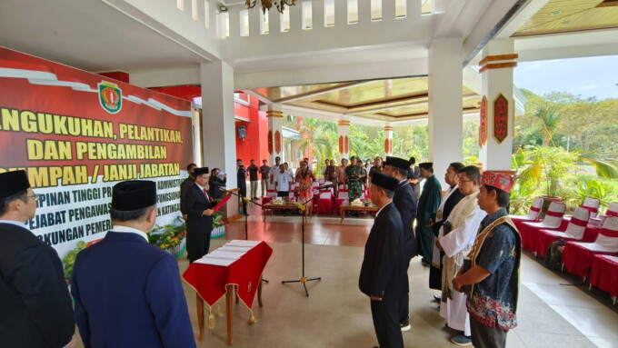 Sejumlah pejabat di lingkungan Pemerintah Kabupaten Katingan dilantik Bupati Katingan Sakariyas di halaman Kantor Bupati Katingan, Rabu (4/1/2023). (HUMAS SETDA KATINGAN)