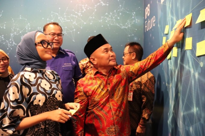 Ivo saat mendampingi suaminya. BIRO ADPIM UNTUK KALTENG POS)