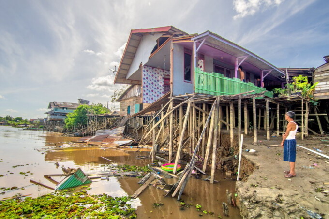 AWAS AMBRUK LAGI: Rumah milik warga yang tergerus ablasi di kawasan tepian sungai Kahayan, Palangka Raya.  Wacana merelokasi warga dan menata permukiman di tepian Kahayan kembali menguat. ARIEF PRATHAMA/KALTENG POS