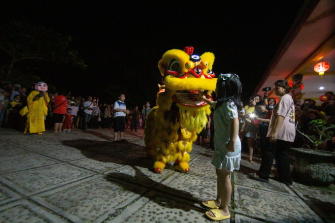 MERIAH: Aksi barongsai memeriahkan malam tahun baru Cina atau Imlek 2574 Kongzili di Vihara Avalokitesvara, Jalan Tjilik Riwut Km 9, Palangka Raya, Sabtu malam (21/1/2023). FOTO: ARIEF PRATHAMA/KALTENG POS