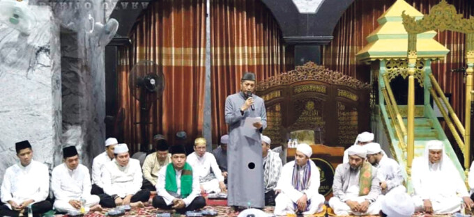 HER/KALTENG POS  DOA BERSAMA : Sekretaris Daerah Kabupaten Barito Utara Muhlis mewakili Bupati H Nadalsyah saat menghadiri doa dan zikir bersama dalam rangka tutup tahun 2022 yang dipadati para jemaah di Masjid Jami Abdurahim Muara Teweh, Sabtu malam (31/