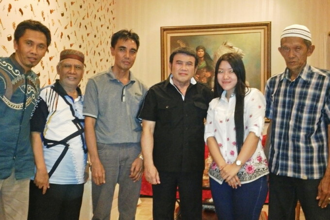 BARENG RAJA DANGDUT: Z Muchtar (dua dari kiri) bersama Rhoma Irama (tiga dari kanan). FOTO: DOKUMEN PRIBADI UNTUK KALTENG POS 