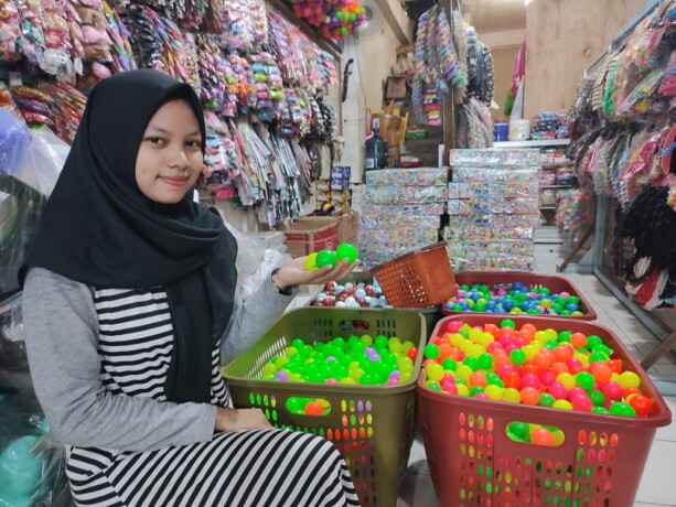 pedagang lato lato di Jalan Jawa, palangka Raya. RIDANI/KALTENG POS