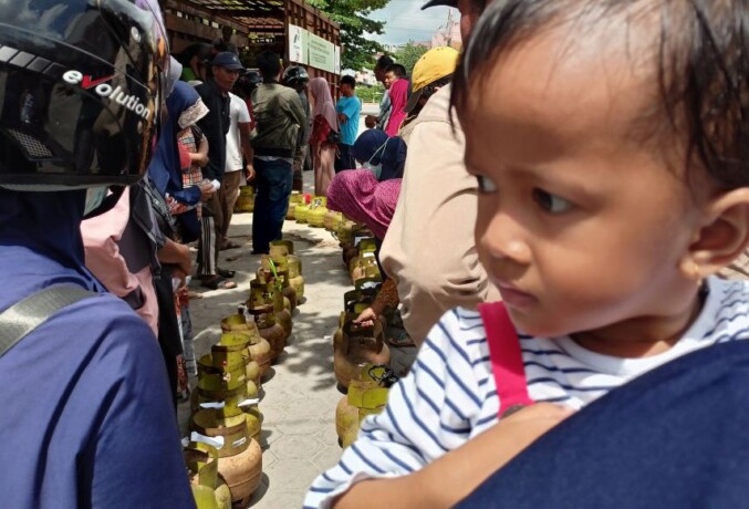 CARI YANG MURAH: Warga sekitar Pasar Kahayan memilih ikut dalam barisan demi mendapatkan elpiji 3 kilogram dengan harga murah, beberapa waktu lalu. FOTO: AGUS PRAMONO/KALTENG POS