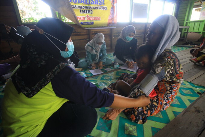 PENGOBATAN GRATIS: Petugas sedang memberikan layanan kesehatan kepada warga di flamboyant bawah, kemarin (20/1/2023). FOTO: DENAR/KALTENG POS