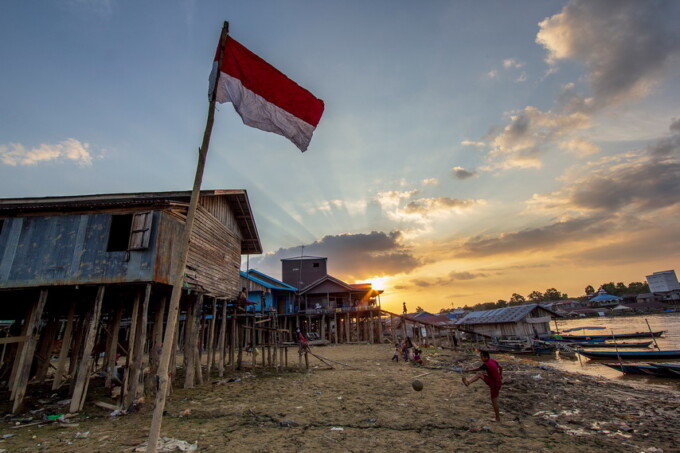 RAWAN ABLASI: Aktivitas sehari-hari warga di bantaran Sungai Kahayan, tepatnya di Gang Bungai Laut, Jalan Kalimantan, Kota Palangka Raya. FOTO: ARIEF PRATHAMA/KALTENG POS