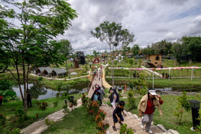 LIBUR PANJANG: Warga mengisi waktu libur dengan mengunjungi objek-objek wisata. Salah satu yang banyak dikunjungi adalah objek wisata Matan Andau di Kelurahan Tangkiling, Senin (23/1/2023). FOTO: ARIEF PRATHAMA/KALTENG POS