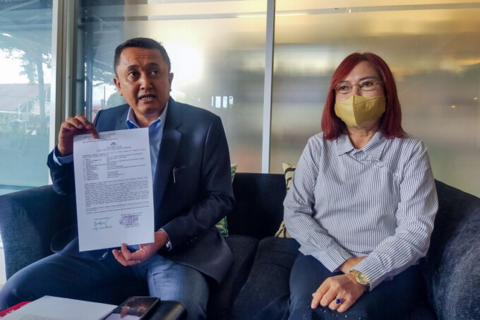 LAPORAN BALIK: Prof Yetrie Ludang (kanan) bersama penasihat hukumnya melaporkan DK ke Polresta Palangka Raya, Senin pagi (9/1/2023). FOTO: ARIEF PRATHAMA/KALTENG POS