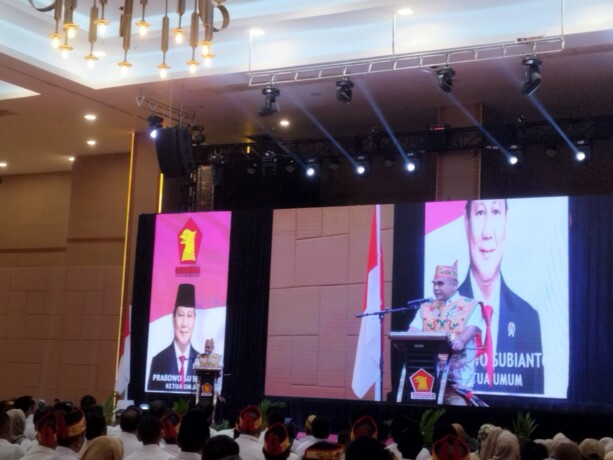 SAMBUTAN: Sekjen Ahmad Muzani menyampaikan pidatonya kepada para hadirin di rangkain HUT Partai Gerindra. IRPAN JURAYZ KALTENG POS