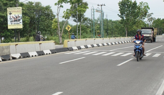 RAWAN DITABRAK: Keberadaan barrier yang masih setengah-setengah di Jalan Tjilik Riwut menjadikan momok bagi pengguna jalan. (FOTO: ARIEF PRATHAMA/KALTENG  POS)