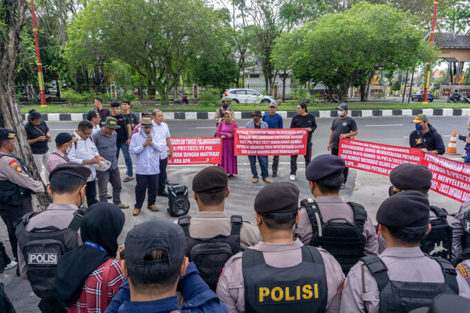 MEMPERJUANGKAN TANAH : Basri bersama keluarga dan puluhan warga dari Desa Kelanis Murung, Kecamatan Dusun Hilir, Kabupaten Barito Selatan ngelurug ke Pengadilan Tinggi Palangka Raya, Kamis lalu (9/2).ARIEF PRATHAMA/KALTENG POS