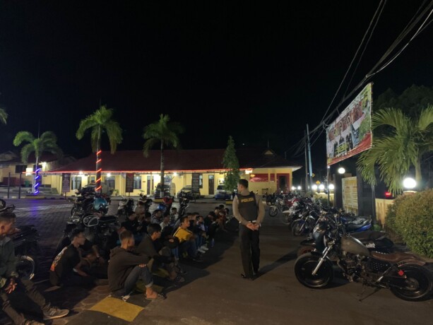 BERI EFEK JERA PAK: Para terduga pelaku balapan liar di wilayah Kota Pangkalan Bun diamankan polisi, Sabtu malam (11/2). POLRES KOBAR UNTUK KALTENG POS