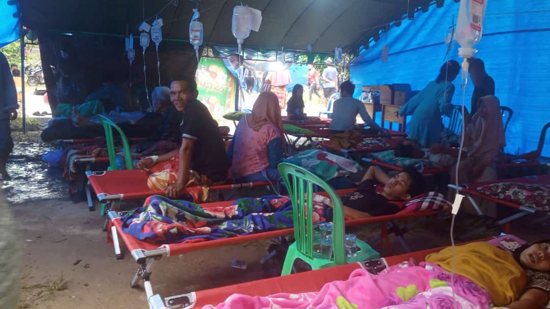 MASIH DIRAWAT: Ratusan warga Desa Sakalagun Kecamatan Pulau Petak, Kabupaten Kapuas menjalani observasi karena dugaan keracunan. BPBD UNTUK KALTENG POS