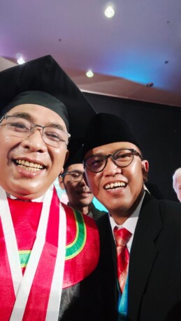KEBERSAMAAN: Ketum PBNU KH Yahya Cholil Staquf (kiri) bersama Ketua PWNU Kalteng Dr HM Wahyudie F Dirun usai dianegerahi gelar doktor honoris causa oleh UIN Sunan Kalijaga, Yogyakarta, Senin (13/2/2023). FOTO: PWNU UNTUK KALTENG POS
