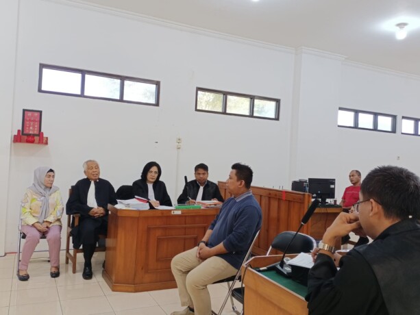 SAKSI HIDUP: Saksi yang dihadirkan pihak terdakwa, Hamzah saat memberikan keterangan. FOTO: AGUS JAYA/KALTENG POS