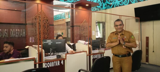 SIAP MELAYANI : Kepala BPPRD Kota Palangka Raya Aratuni Djaban ketika berada di ruang pelayanan pajak di Kantor BPPRD Kota Palangka Raya, baru-baru ini.