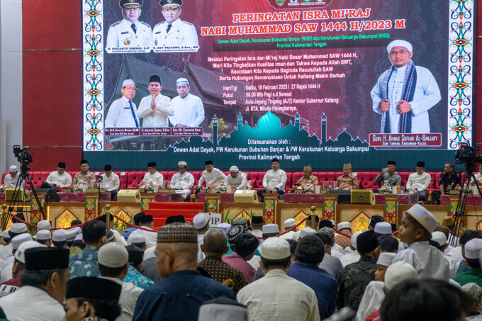 KHIDMAT : Tiga organisasi masyarakat, yakni DAD, KBB, KKB di Kalteng menginisiasi peringatan Isra Mikraj di di Aula Jayang Tingang Lantai II Kantor Gubernur Kalteng, Sabtu (18/2). ARIEF PRATHAMA/KALTENG POS