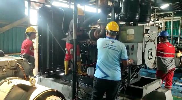 RUNNING TEST : Teknisi ketika mengoperasikan mesin pembangkit dengan daya 150 KW untuk memperbaiki kerusakan yang terjadi pada mesin Unit Listrik Desa (ULD) Pegatan.