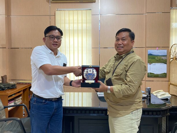 KEBERSAMAAN : Senior Manager Perizinan, Pertanahan dan Komunikasi PLN UIP KLB John Yuddy Steven Rembet menyerahkan plakat dari PLN kepada Kepala BPDASHL Kahayan Supriyanto Sukmo Sejati, usai rapat koordinasi dalam rangka kolaborasi rehab DAS, baru-baru in