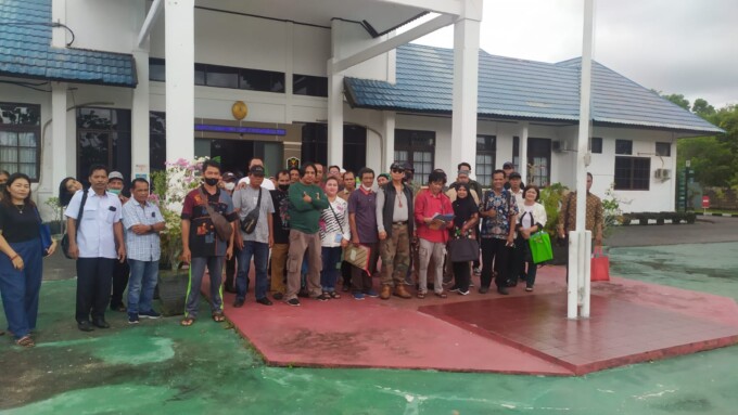 KONFLIK LAHAN: Sekelompok warga Jalan Hiu Putih VIII mempertanyakan soal legalitas tanah mereka di PTUN, Jalan Tjilik Riwut Km 5, Palangka Raya, Senin (20/2/2023). FOTO: AKHMAD DHANI/KALTENG POS