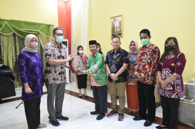 Wakil Bupati Kapuas Drs. HM. Nafiah Ibnor, MM., saat menerima cendera mata dari Tim Surveior Rumah Sakit KARS di Rumah Jabatan Wakil Bupati Kapuas, Minggu (19/2/2023). HUMAS