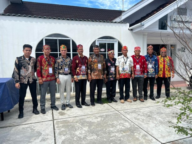 DIPERCAYA NEGARA: Kepala KPHP Kahayan Tengah Kamaludin (lima dari kiri) bersama CEO BNF Indonesia Juliarta Bramansa Ottay (tiga dari kiri) dan enam perwakilan desa/kelurahan di Kalteng yang menerima SK PS. Pemberian izin PS dilakukan secara simbolis oleh