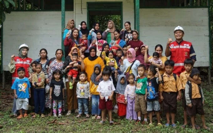 MOMEN : Departement Head CSR PT SMM Dindin Suryadin saat memberikan bantuan kepada masyarakat di Posyandu Dusun Teluk Lihat wilayah Desa Lemo I, Kecamatan Teweh Tengah, Barito Utara, Sabtu (25/2).