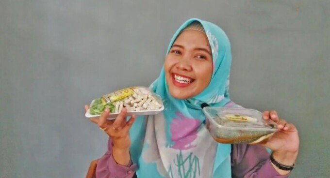 PAKET SAYUR: Nana Tauran Sidik, owner Keranjang Acil memperlihatkan dua produk paket sayur yang ada di toko online miliknya. FOTO: DOK PRIBADI