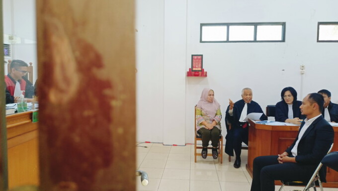 MERINGANKAN TERDAKWA: Ahli hukum pidana dari Universitas Al Azhar Jakarta Dr Anis Rifai saat memberikan kesaksian, Rabu (22/). FOTO: AGUS PRAMONO/KALTENG POS   