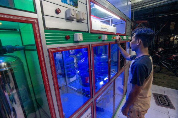 PERLU PENGAWASAN: Salah satu usaha pengisian air minum isi ulang di Kota Palangka Raya. FOTO: ARIEF PRATHAMA/KALTENG POS