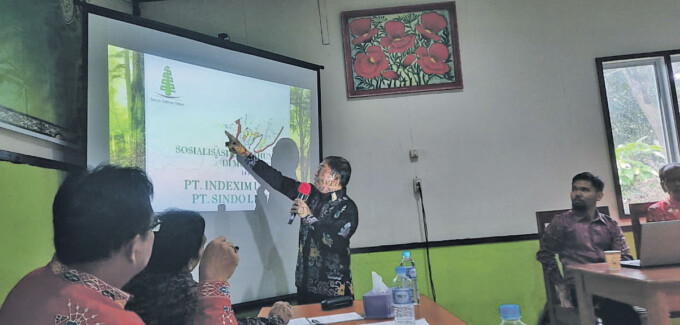 SOSIALISASI : GM PT Indexim Utama dan PT Sindo Lumber Ir H Supri Muyono saat Sosiali sasi RKT di Aula Pondok Stadion Muara Teweh, Selasa (14/2).
