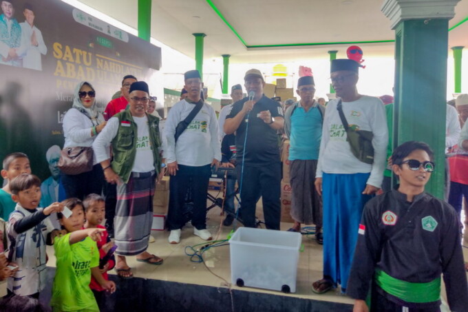 MERIAH : Jalan Sehat Satu Abad NU digelar oleh PCNU Kota Palangka Raya, Minggu (19/2). Hadir dalam kesempatan itu Wagub Kalteng H Edy Pratowo. FOTO: ARIEF PRATHAMA/KALTENG POS