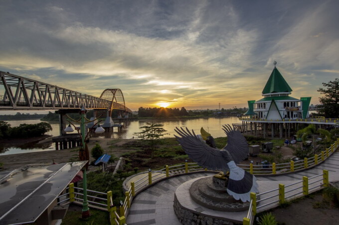 WAJAH KOTA: Palangka Raya dikabarkan berhasil mendapat piala adipura tahun 2022 dari Kementerian LHK RI. Tampak salah satu ikon di Kota Cantik yaitu Jembatan Kahayan dan Taman Pasuk Kameloh. FOTO: ARIEF PRATHAMA/KALTENG POS