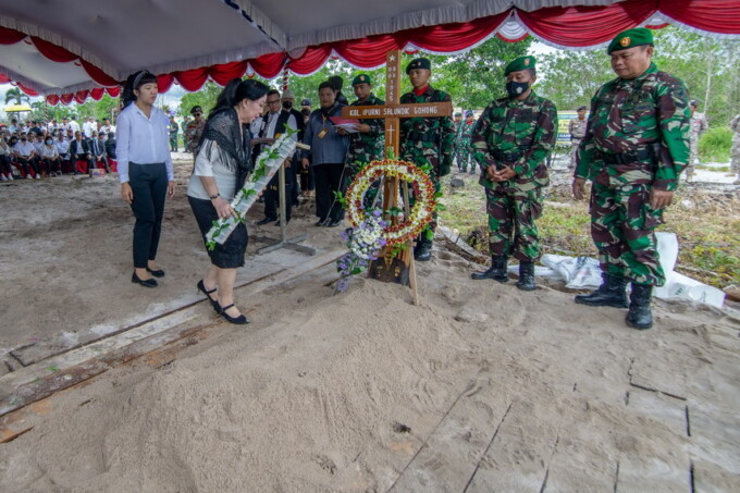 PEMAKAMAN: Cahaya Asie Ngantung memegang bunga saat prosesi pemakaman suaminya Kolonel Inf (Purn) Salundik Gohong di TPU Kristen, Jalan Tjilik Riwut Km 12, Palangka Raya, Minggu (26/2/2023). FOTO: ARIEF PRATHAMA/KALTENG POS