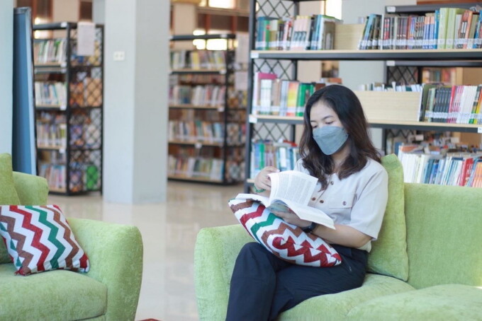 KUTU BUKU : Viola Angelia Mahareta, memilih perpustakaan menjadi tempat menghilangkan kebosanan. FOTO: DOK PRIBADI
