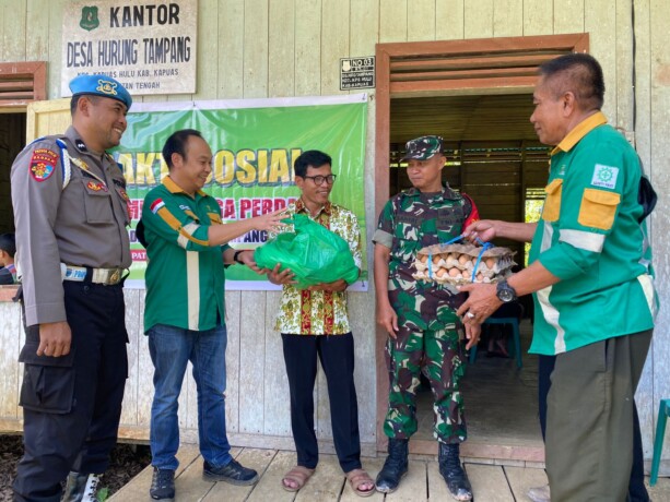 BAKTI SOSIAL: PT STP membagikan paket sembako kepada warga yang diserahkan langsung oleh perwakilan perusahaan dan dibantu unsur tripika Kecamatan Sei Hanyo dan pengurus Desa Katanjung serta Hurung Tampang. HUMAS