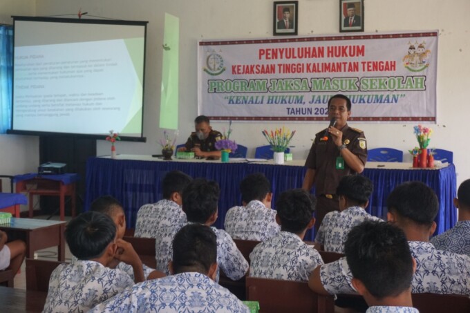 BERIKAN EDUKASI: Tim Kejati Kalteng memberikan penyuluhan hukum di SMAN 6 dan SMPN 13 Palangka Raya, Rabu (8/3).  (FOTO: KEJATI UNTUK KALTENG POS)