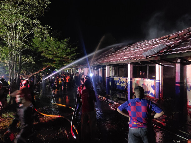 BISA DIJINAKKAN: Petugas kebarakan dalam tempo kurang dari dua jam berhasil menguasai api yang membakar bangunan SMAN 5 Palangka Raya, Jumat malam. ARIEF PRATHAMA/KALTENG POS