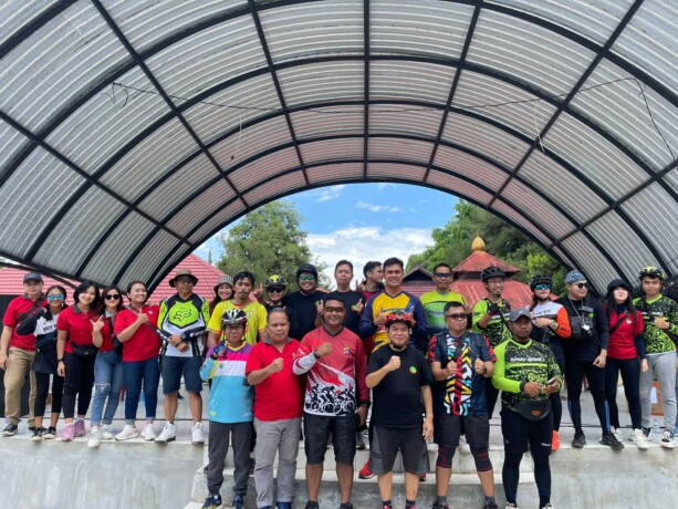 SEMANGAT : Pemimpin Bank Kalteng Cabang Tamiang Layang (dua dari kiri) bersama Bupati Bartim Ampera AY Mebas dan unsur FKPD foto bersama di sela-sela mengikuti gowes yang diselenggarakan Bank Kalteng Cabang Tamiang Layang, Sabtu (11/3).