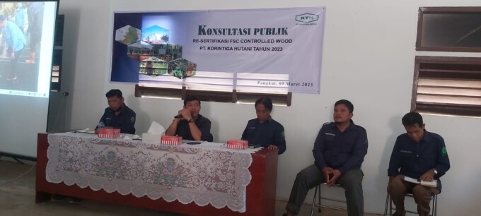 DISKUSI PUBLIK: Deputy General Manager PT Korintiga Hutani Rais Sugito ketika memberikan sambutan pada saat menggelar konsultasi publik, belum lama ini. FOTO: SONY/KALTENG POS