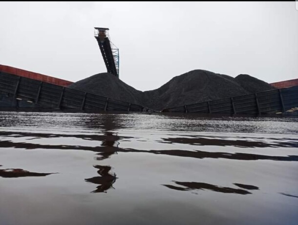 DIBIARKAN: Tongkang yang patah dan karam di Sungai Napu areal Pelabuhan Umum BNJM. FOTO: WARGA UNTUK KALTENG POS