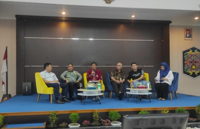 PAPARAN: Kepala Kanwil DJPb Kalteng Hari Utomo saat menyampaikan pres rilis di Aula Kanwil DJPb Kalteng, Kamis (16/3).