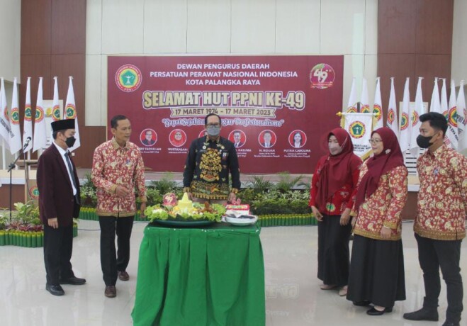 BENTUK RASA SYUKUR: Potong tumpeng pada pelaksanaan puncak HUT ke-49 PPNI.