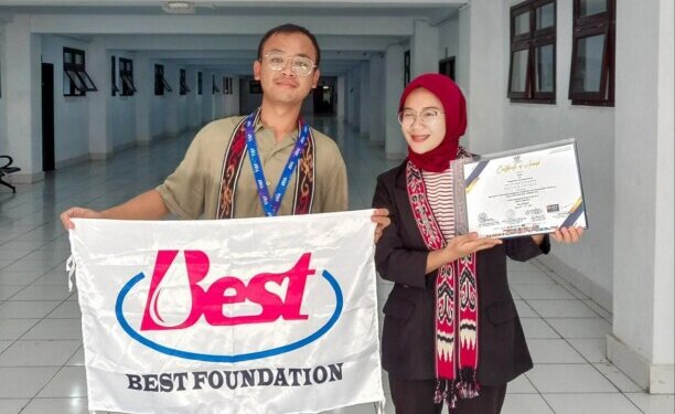 BANGGA : Sugeng Santoso Guru Bahasa Indonesia SMPS 11 Best Agro yang mengajar di pelosok Kabupaten Pulang Pisau ketika memperlihatkan medali perak cabang inovasi sosial perlombaan Youth International Science Fair, baru-baru ini.