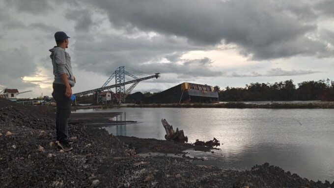 Tongkang PST 208 di jetty 3 Pelabuhan BNJM Sungai Napu, Desa Telang Baru, Kecamatan Paju Epat belum dievakuasi, Sabtu (18/3). LOGMAN/KALTENG POS
