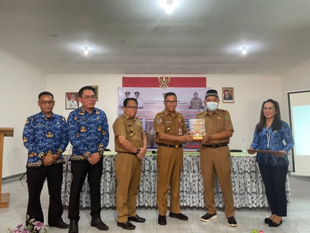 SERAHKAN CENDERA MATA: Asisten Bidang Perekonomian dan Pembangunan Ir Leonard S Ampung MM MT didampingi Kepala Disperkimtan Kalteng Erlin Hardi ST MT menyerahkan cendera mata kepada Pemkab Pulpis usai sosialisasi penyadaran publik di Kecamatan Kahayan Hil