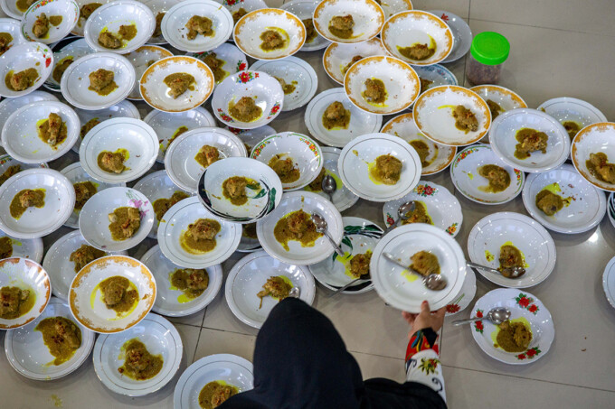 Panitia Buka Puasa di Masjid Raya Darussalam menyediakan menu kare ayam untuk buka puasa pertama di Ramadan 1444 H, Kamis (23/3). ARIEF PRATHAMA/KALTENG POS