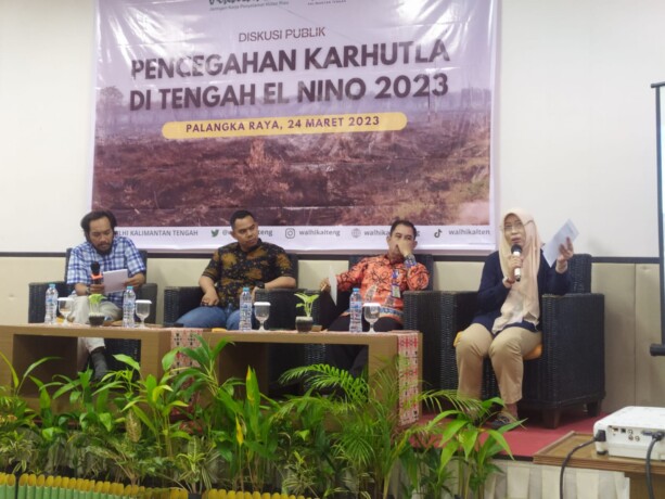 DISKUSI PUBLIK: Kepala Bidang Pengendalian Pencemaran dan Kerusakan Lingkungan DLH Provinsi Kalteng Merti Ilona (kanan) bersama para narasumber lain pada diskusi publik pencegahan karhutla di tengah El Nino, Jumat (25/3).AKHMAD DHANI/KALTENG POS
