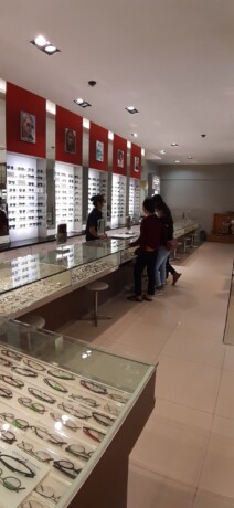 PROMO : Karyawan Optik Melawai saat menjelaskan kepada konsumen mengenai ketentuan diskon kacamata di store setempat, Jumat (24/3).